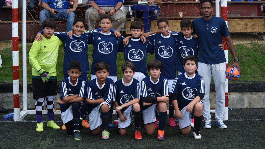 El Grupo Rica celebra la copa intercolegial de fútbol infantil