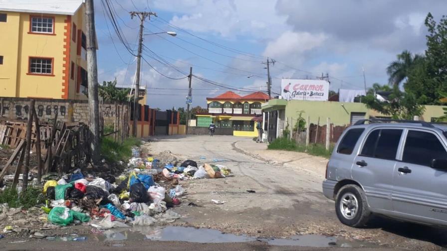 Moradores de San Felipe de Villa Mella se quejan por la basura Moradores de San Felipe de Villa Mella se quejan por la basura