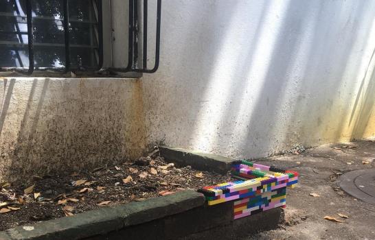 El juego de reparar la ciudad con coloridas piezas de legos