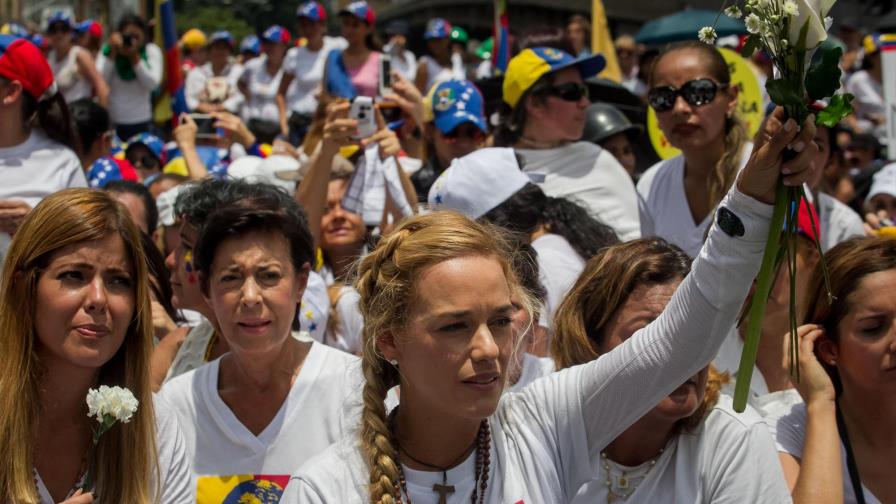 Tintori entra a la cárcel donde está Leopoldo López tras un mes sin visitas