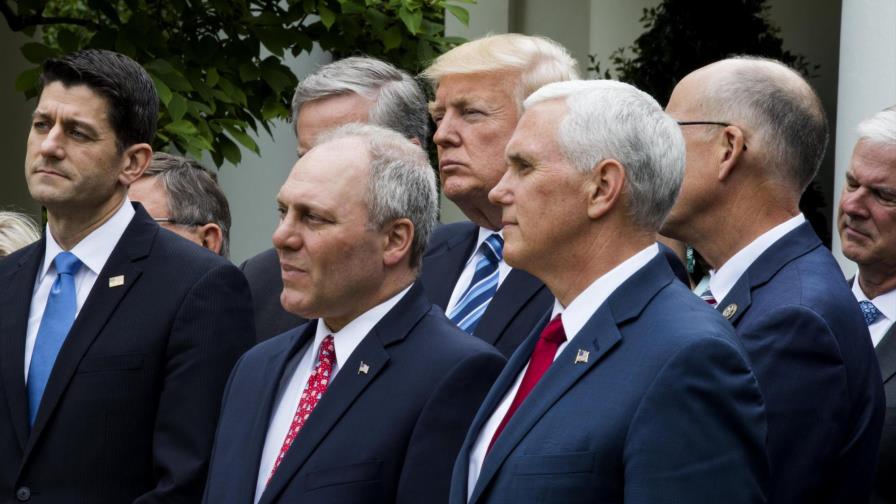 Trump asegura que los senadores republicanos apoyarán su plan de salud