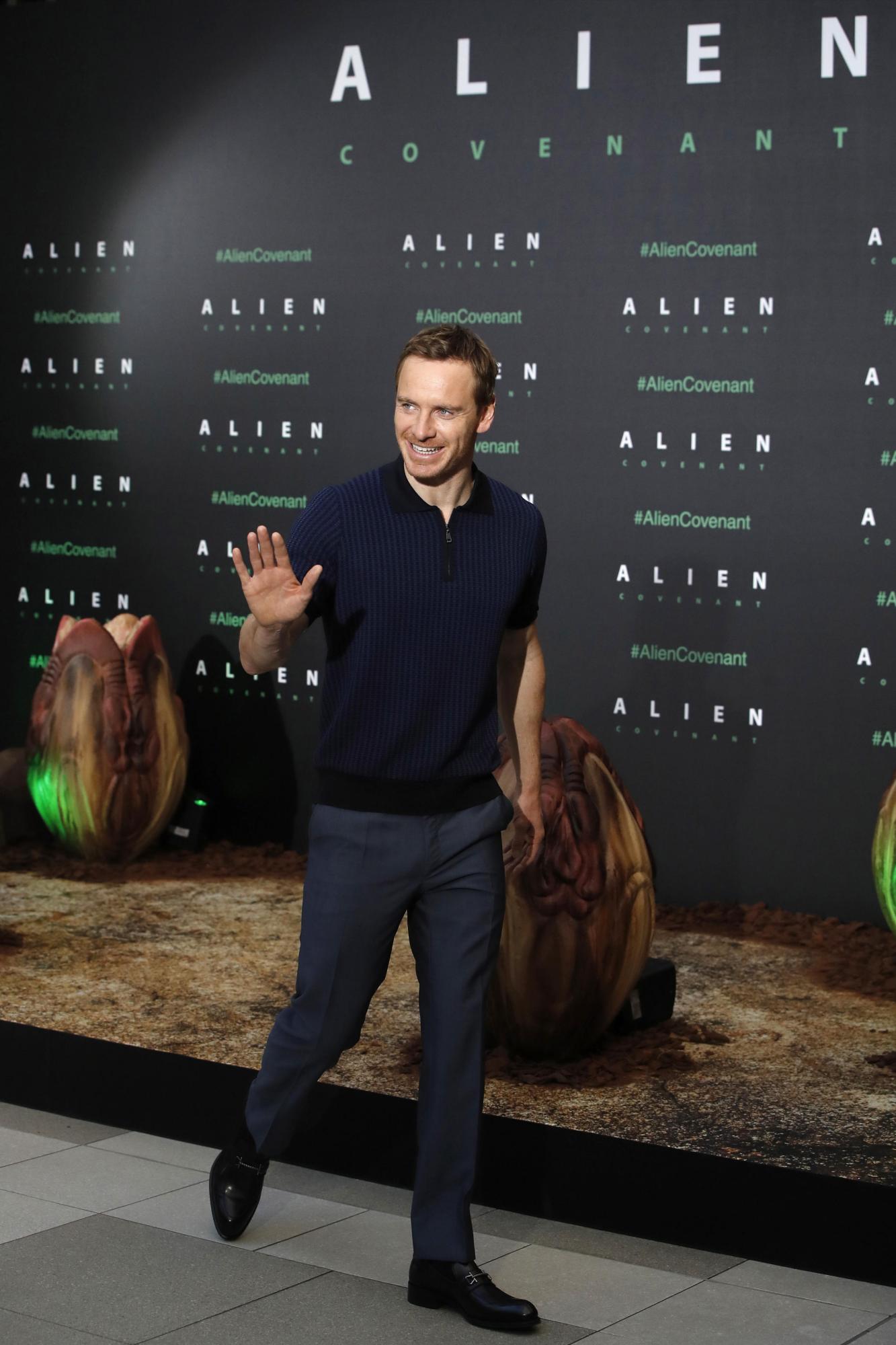 El actor Michael Fassbender posa durante la presentación de la esperada segunda parte de Prometheus, en la que el director Ridley Scott.