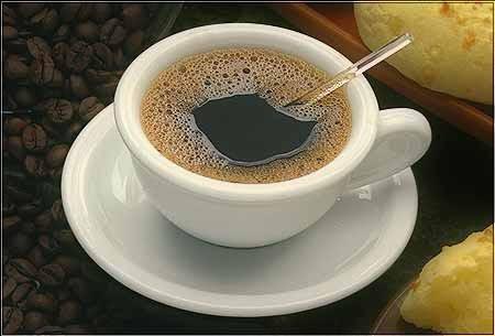 Dormir más o consumir cafeína alivian mejor el dolor crónico que los analgésicos