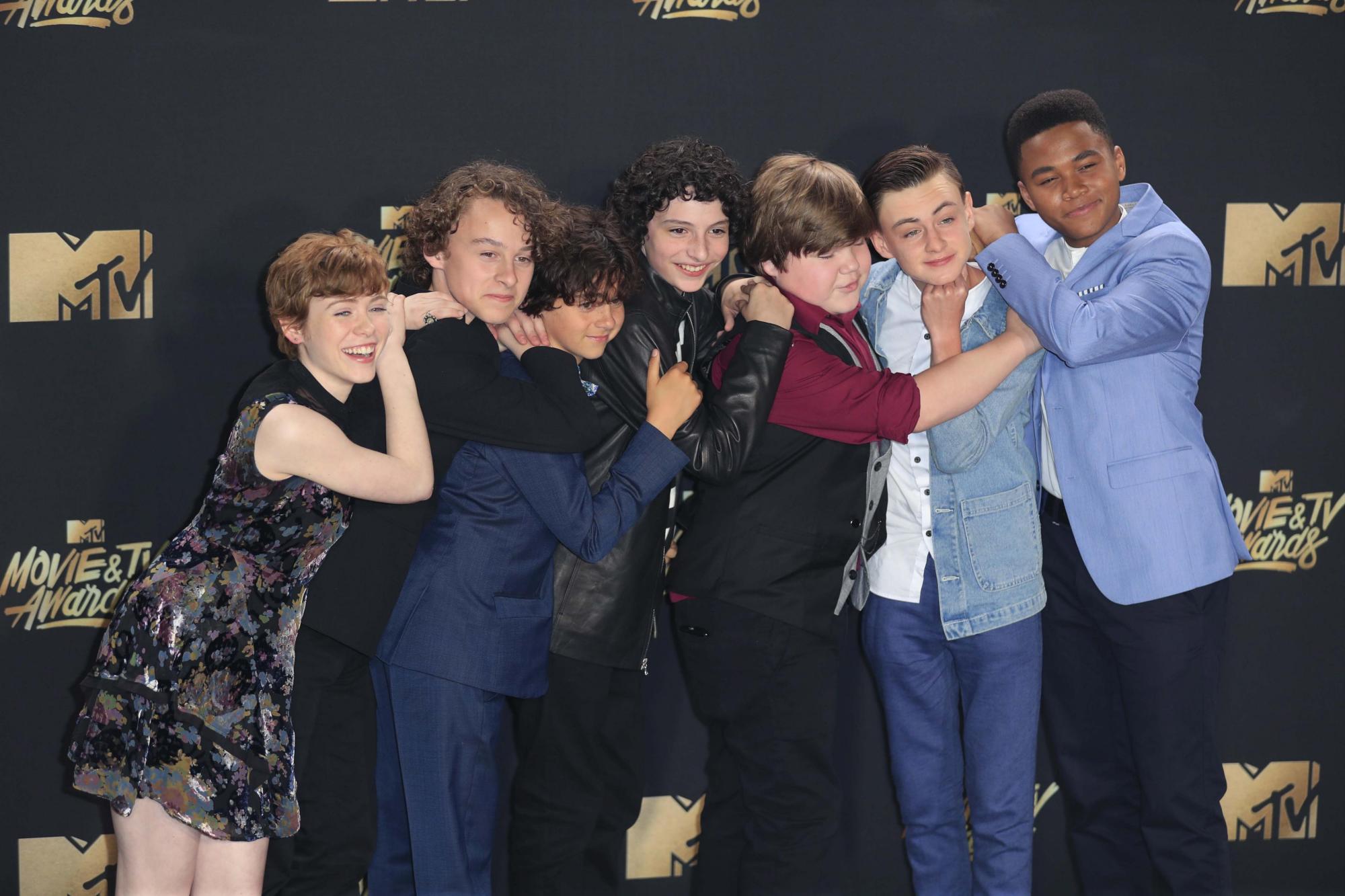 Actores y actrices de  'IT' posan inen la Alfombra de los  MTV Movie And TV Awards en el Shrine Auditorium de Los Ángeles, California.