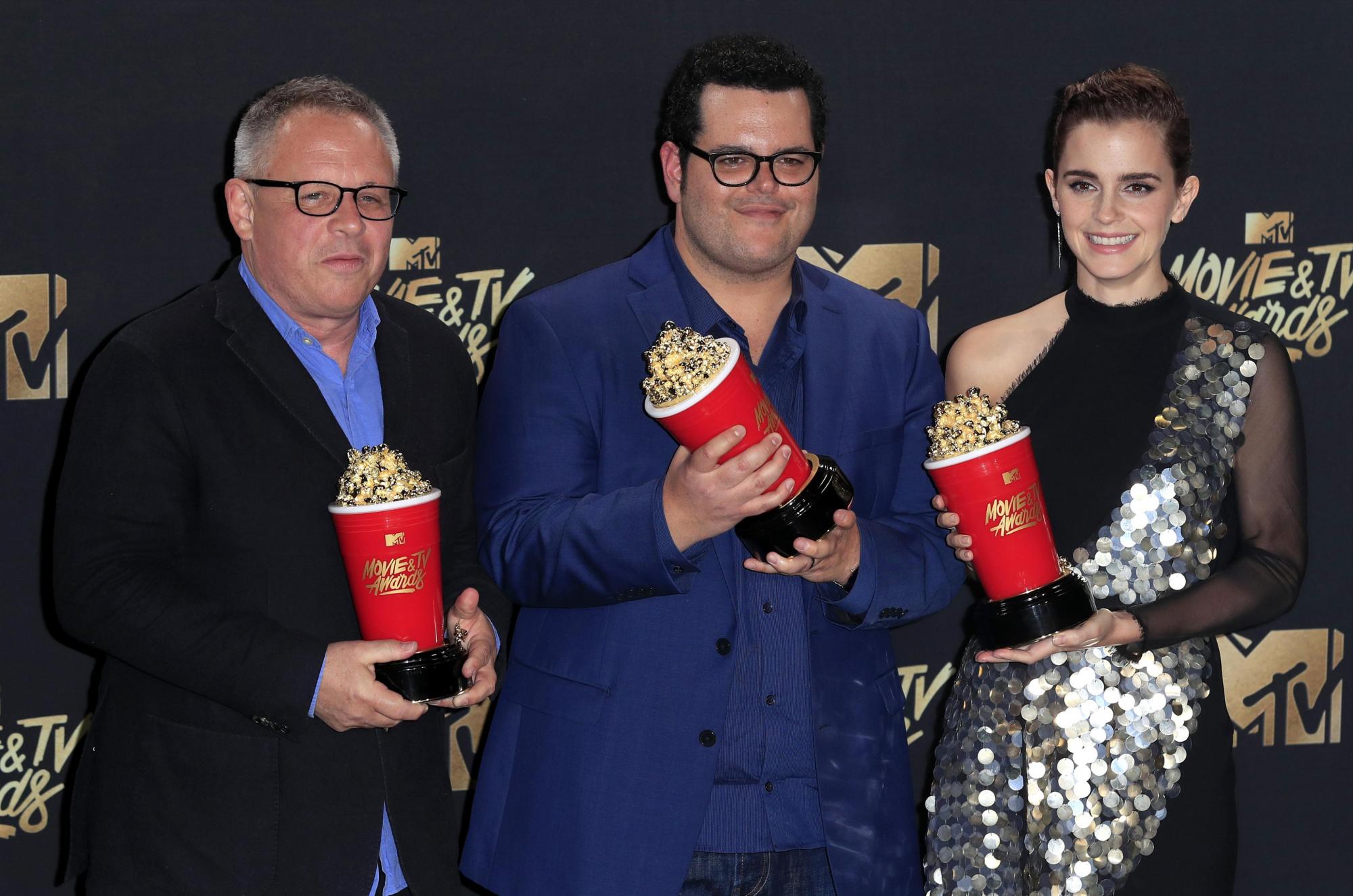El director Bill Condon (izquierda) y los actores Josh Gad (centro) y Emma Watson (derecha) , posan con sus premios MTV a la mejor película y mejores actor y actriz protagonista por la película 'Beauty and the Beast'