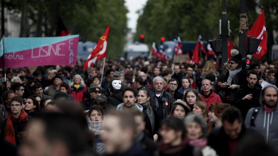 Un millar de manifestantes protesta en París contra el presidente Macron