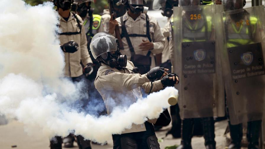 Policía dispersa con gas lacrimógeno una manifestación opositora en Caracas