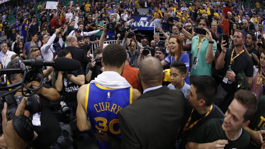 Curry y Warriors siguen invictos y clasifican a finales del Oeste Curry y Warriors siguen invictos y clasifican a finales del Oeste