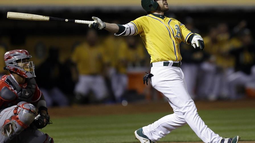 Con dos batazos de Lowrie, Atléticos ganan  a Angelinosrie 