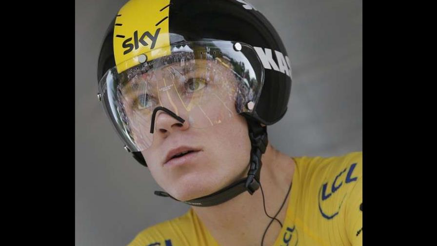 Campeón del Tour de Francia es golpeado por un auto 