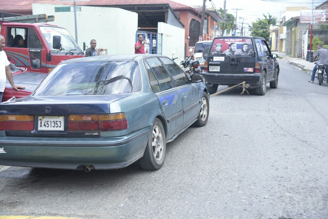 El vehículo de Juan Comprés debió ser remolcado porque no prendió.