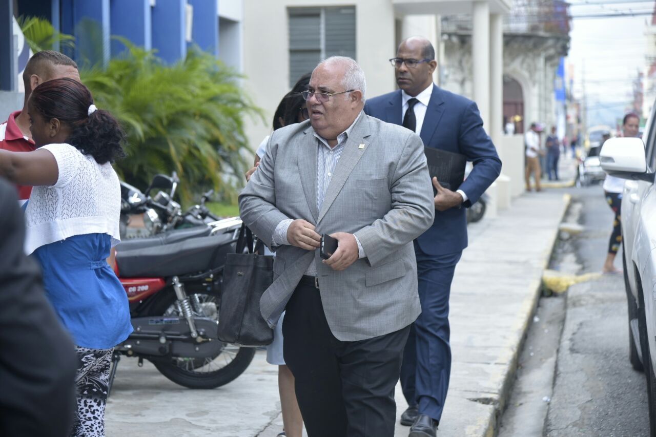 Comisión de la Procuraduría cuando llegaba a la Policía de Moca a entrevistar a Juan Comprés y a los policías que lo detuvieron.