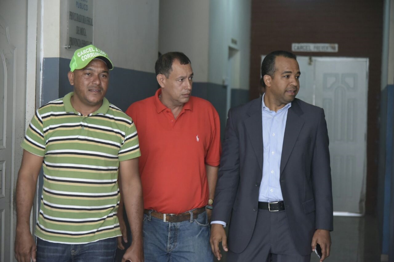 Juan Comprés junto a su abogado, Víctor Bretón (derecha)