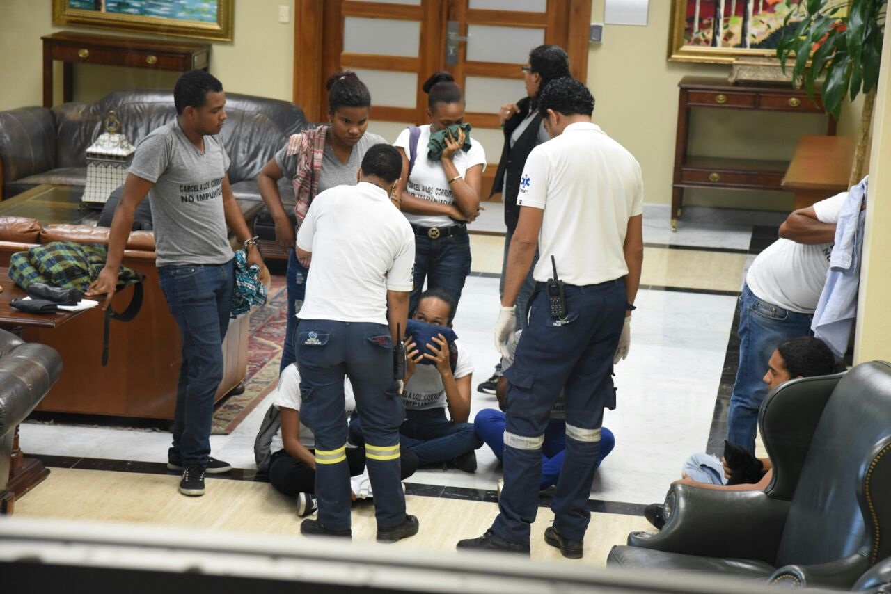 Algunos de los jónvenes son asistidos por personal del servicio de emergencia 9-1-1.