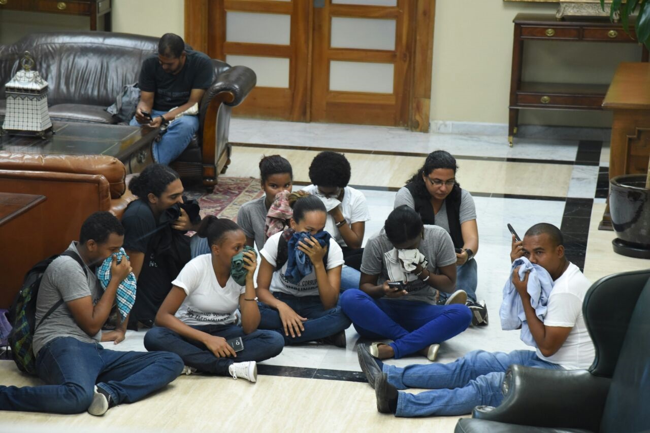 Los jóvenes que lograron burlar la seguridad y penetrar al antedespacho del procurador Jean Alain Rodríguez, en la Procuraduría General de la República.