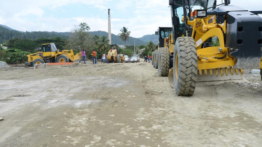 Obras Públicas construye pasos provisionales en comunidades afectadas por las lluvias en Villa Altagracia