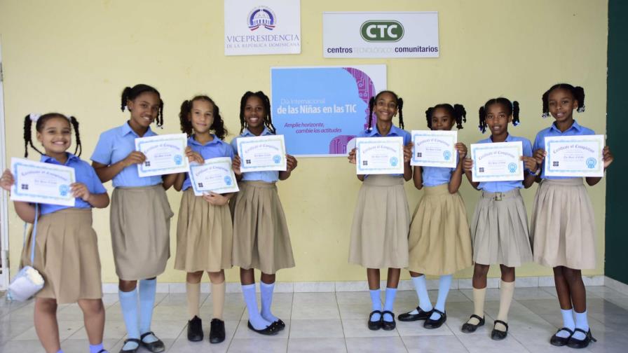 Integran a miles de niñas al mundo de la tecnología a través de centros comunitarios Integran a miles de niñas al mundo de la tecnología a través de centros comunitarios