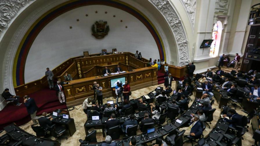 Parlamento venezolano activa batalla contra Constituyente de Maduro