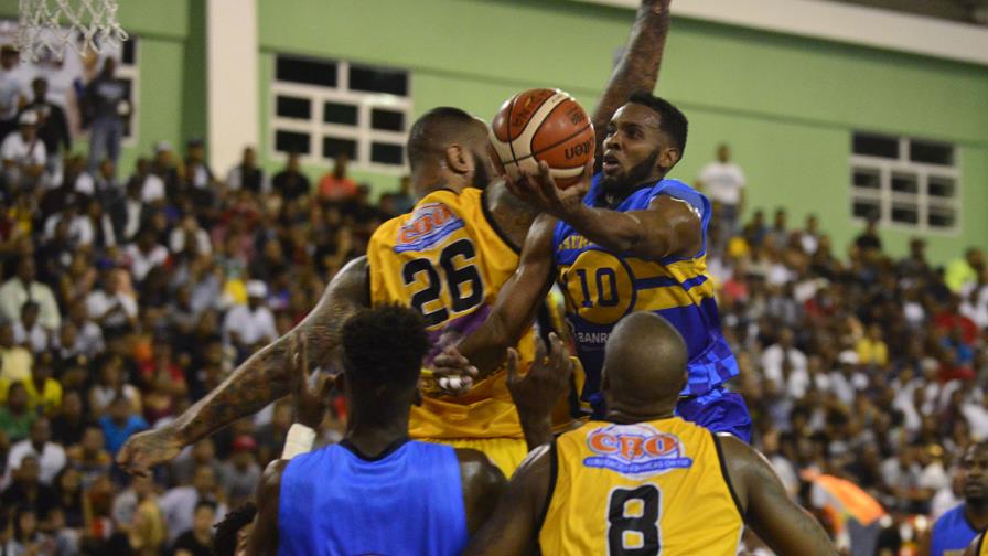 El Mauricio Báez iguala a uno la final del básquet capitaleño El Mauricio Báez iguala a uno la final del básquet capitaleño