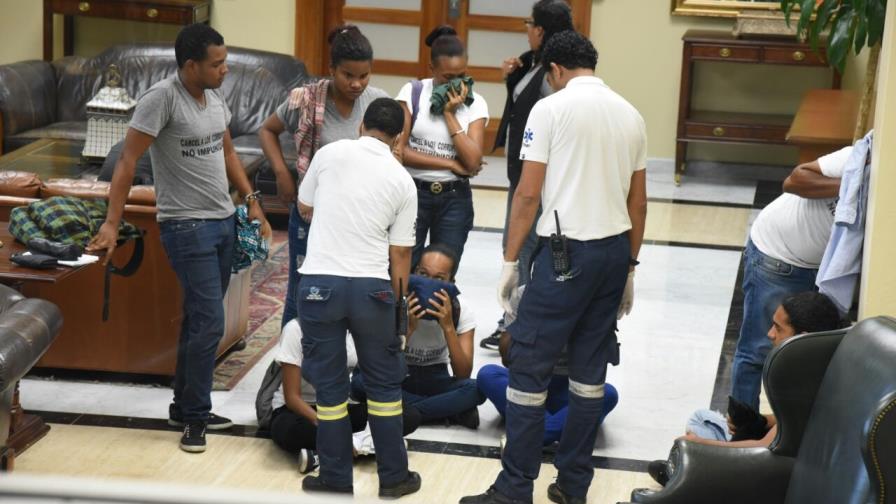 Procuraduría cuestiona métodos utilizados por jóvenes para  protestar en esa institución  