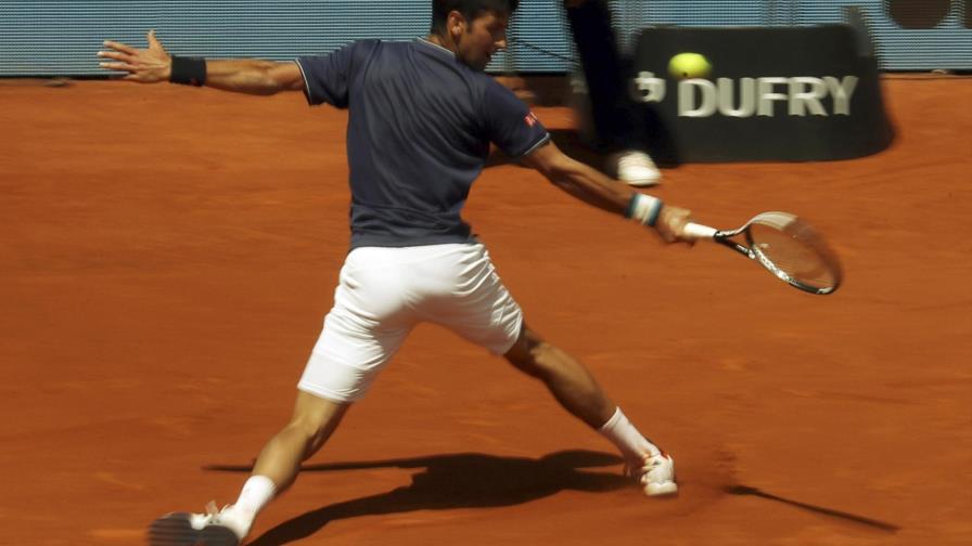 Novak Djokovic avanza a tercera ronda en Abierto de Madrid 