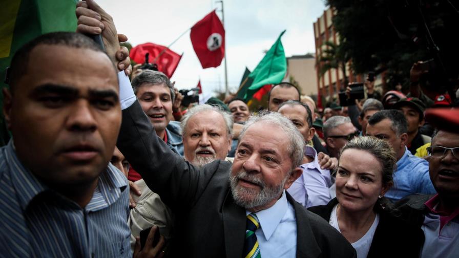 Lula llega a tribunal de Curitiba para responder a acusaciones de corrupción