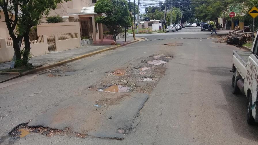 Residentes en el Ensanche Ozama denuncian mal estado de calle
