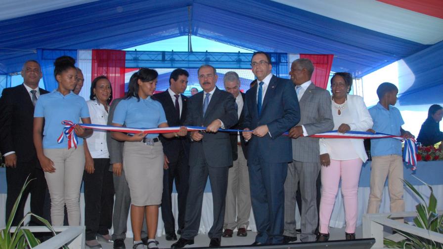 Presidente Medina entrega dos centros educativos en Bahoruco y Barahona