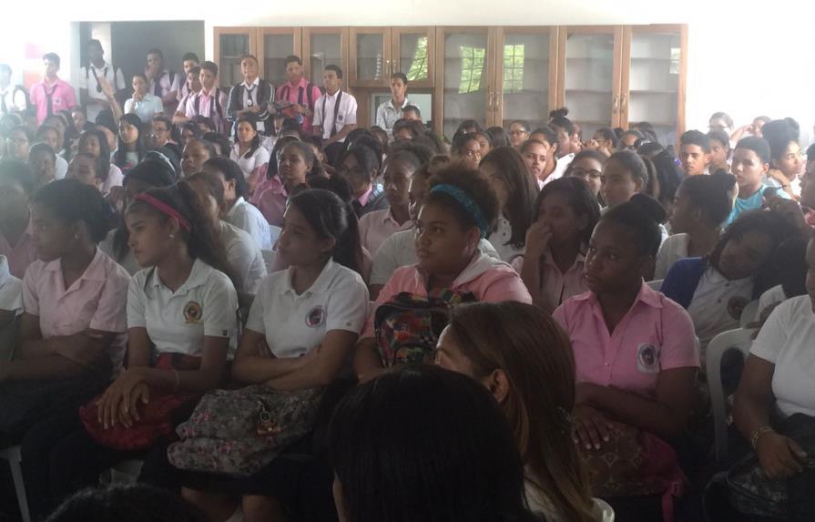 Imparten charla preventiva “Embarazo en Adolescentes” en el centro educativo Duarte