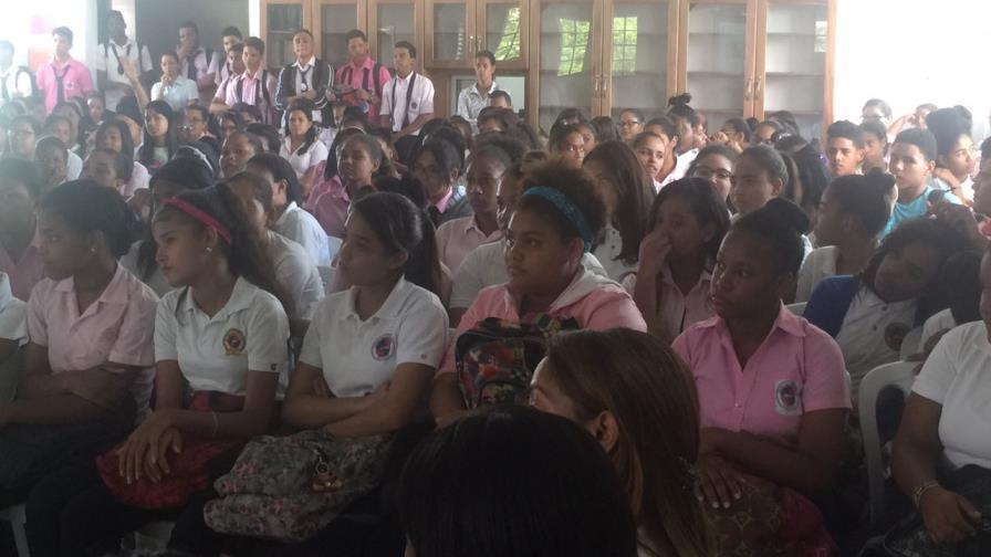 Imparten charla preventiva “Embarazo en Adolescentes” en el centro educativo Duarte