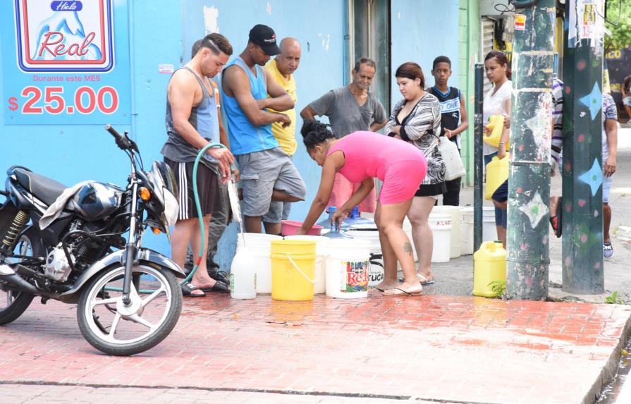 Residentes en el Quinto Centenario llevan una semana sin agua