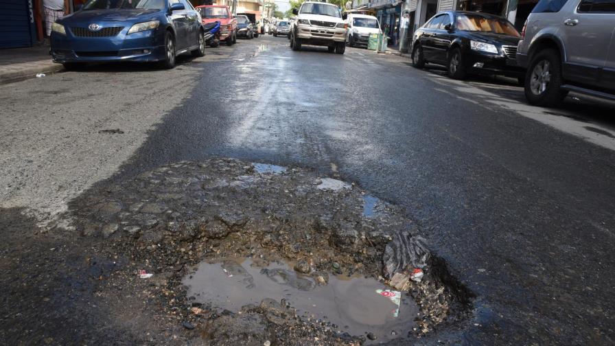 Vecinos exigen la CAASD corrija una fuga de agua en la calle Tunti Cáceres