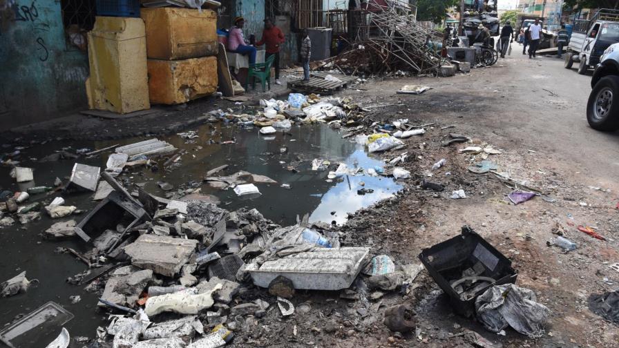 La salud pública peligra en medio de amasijos de hierros y agua cloacal