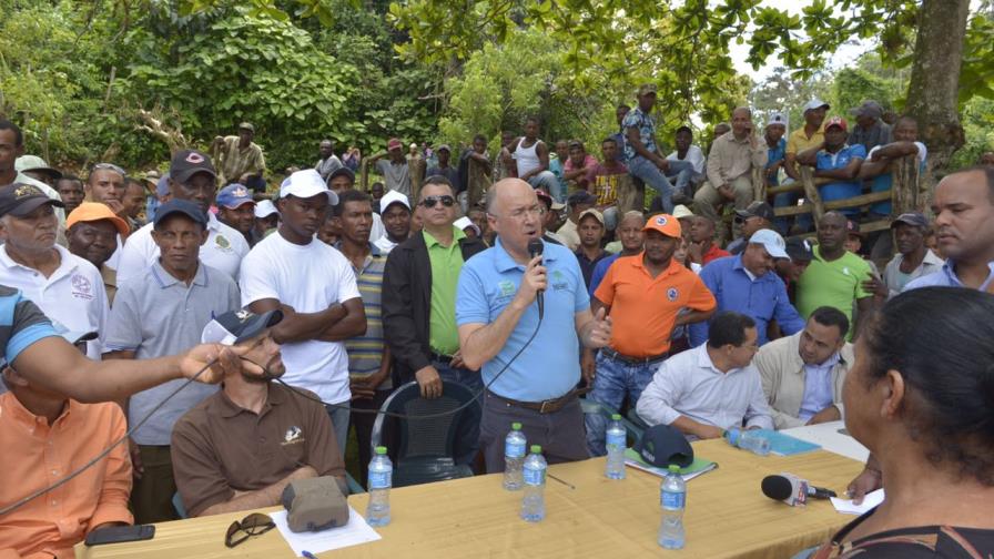 Medio Ambiente socializa medidas con comunitarios en Los Haitises