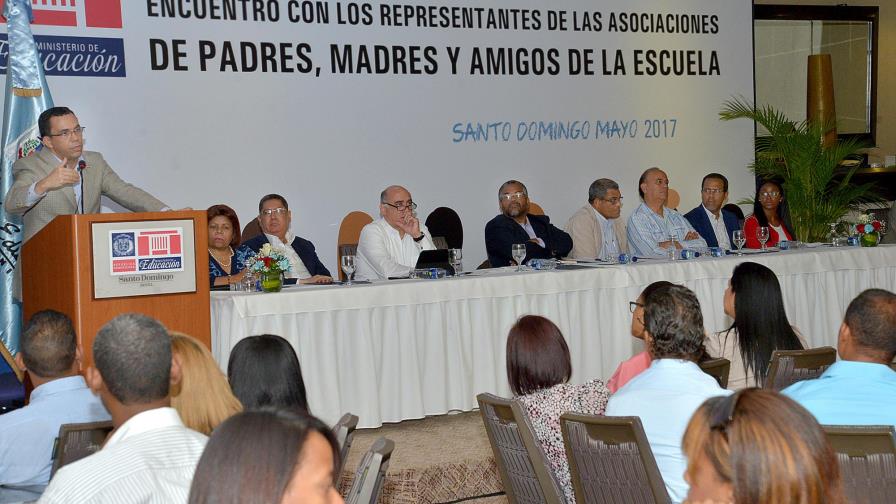 Navarro afirma que la escuela necesita de las familias para hacer sostenible la  revolución educativa