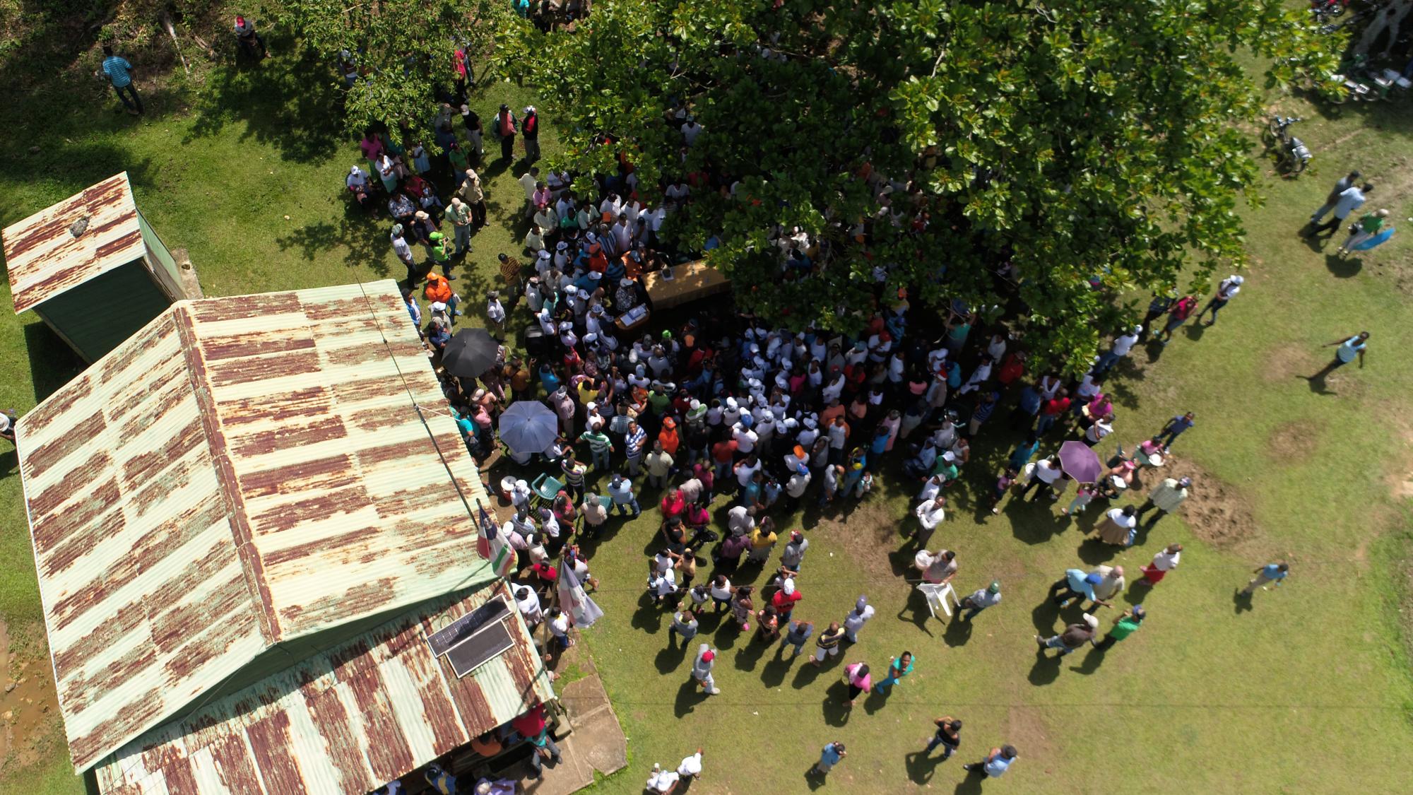 Vista aérea de la acividad entre comunitarios y autoridades del Ministerio de Medio Ambiente.