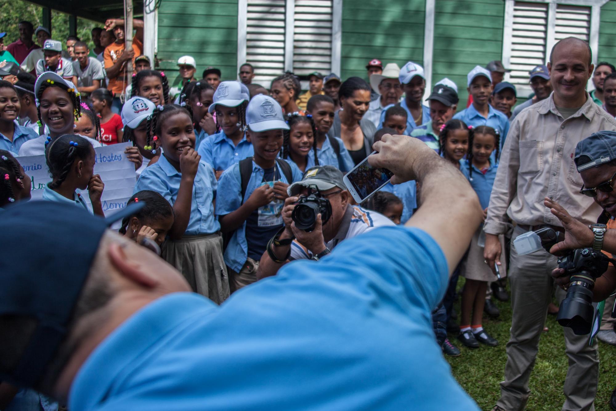 El Ministro Domínguez Brito se toma una selfie con estudiantes de la comunidad.