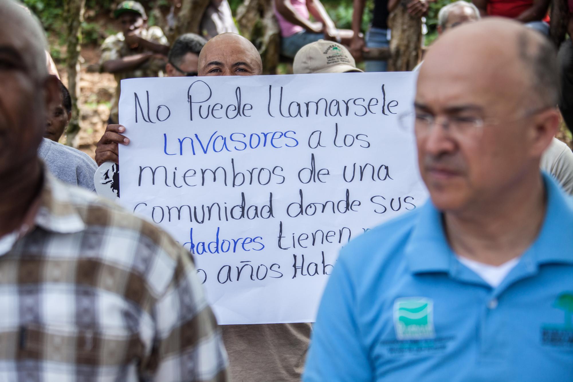 Un comunitario de Los Limones conversa con le ministro durante la actividad.