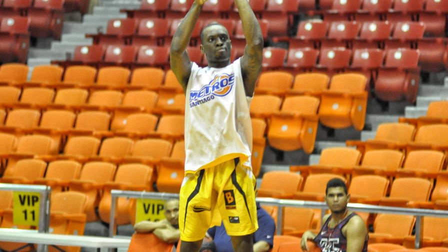 Los Metros  reciben su primer refuerzo; Adris visita sus compañeros.