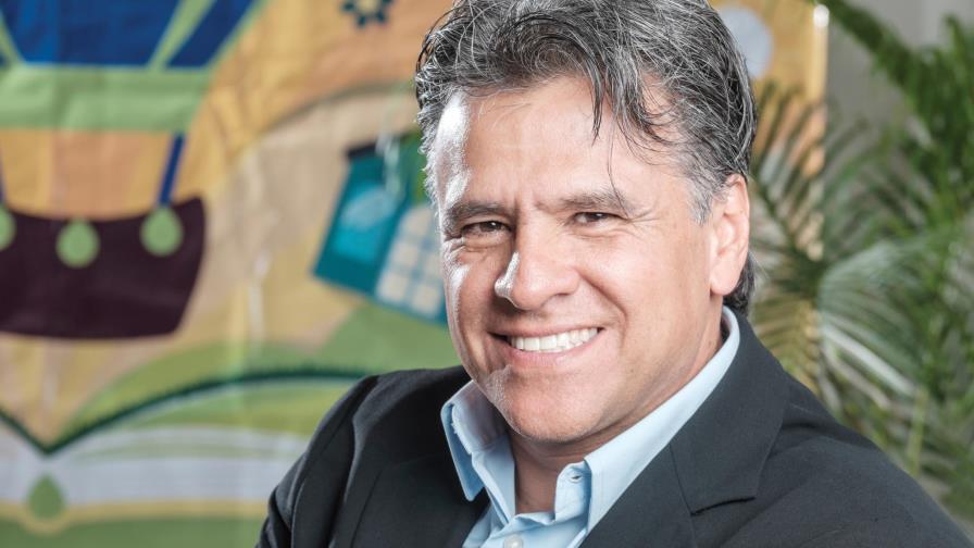 Carlos Cuauhtémoc Sánchez: Corazón de educador, alma de escritor