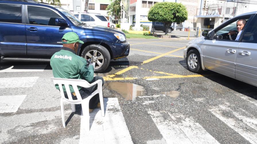 El agua se fuga en la avenida Tiradentes