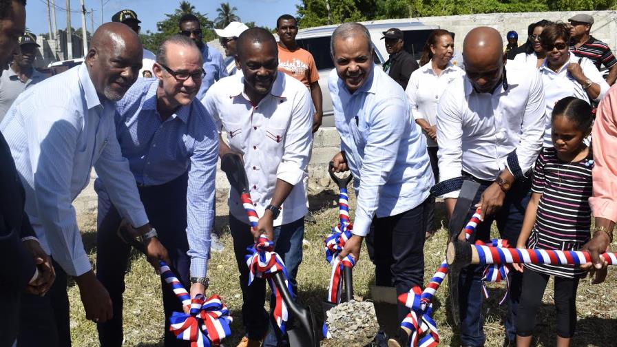 Dan inicio a construcción de centro logístico para pescadores de Boca Chica