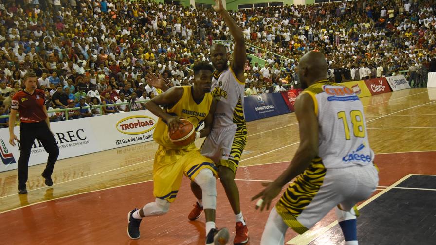 Gerardo Suero mantiene al Mauricio Báez con vida Gerardo Suero mantiene al Mauricio Báez con vida