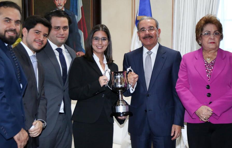 Presidente recibe primer equipo dominicano en ganar la competencia CFA Institute Research Challenge