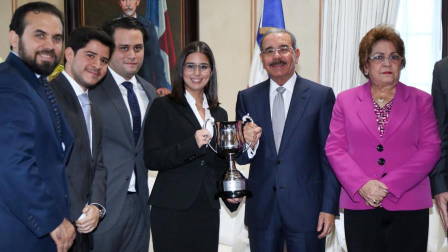 Presidente recibe primer equipo dominicano en ganar la competencia CFA Institute Research Challenge