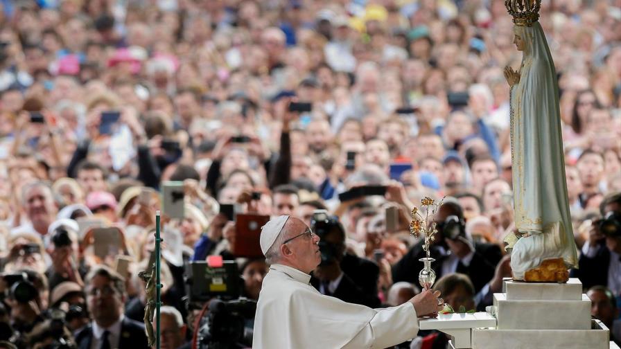 El papa rezó el rosario en Fátima ante fieles con más de 300,000 velas El papa rezó el rosario en Fátima ante fieles con más de 300,000 velas