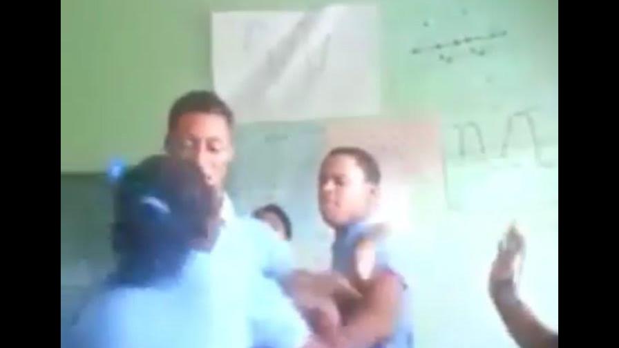 Piden orden de arresto para estudiante que golpeó compañera en escuela