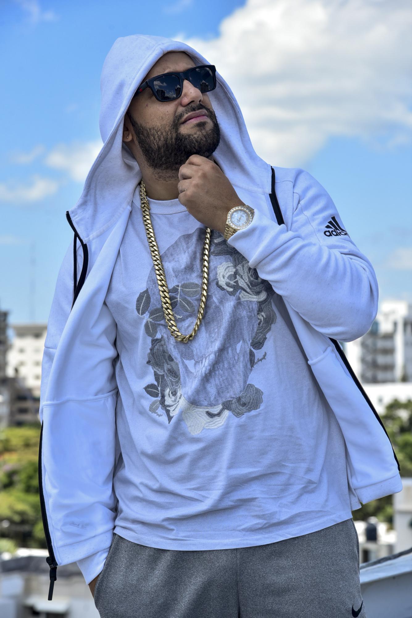 El intérprete urbano promociona el tema Tu novia