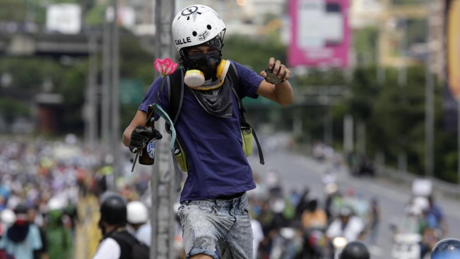Oposición venezolana llama a tomar principales vías de cada ciudad el lunes
