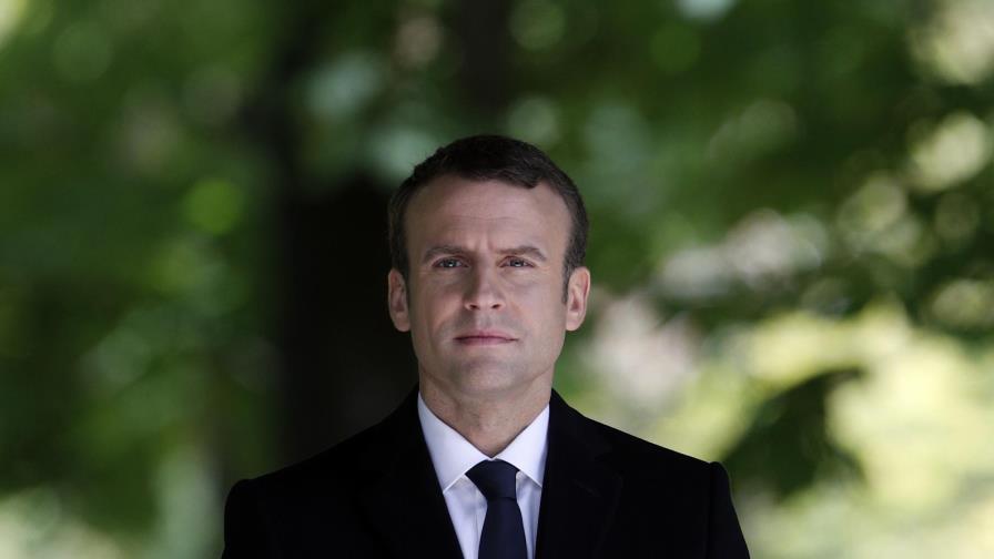 Macron, un ojo en el traspaso de poderes, otro en candidaturas a legislativas